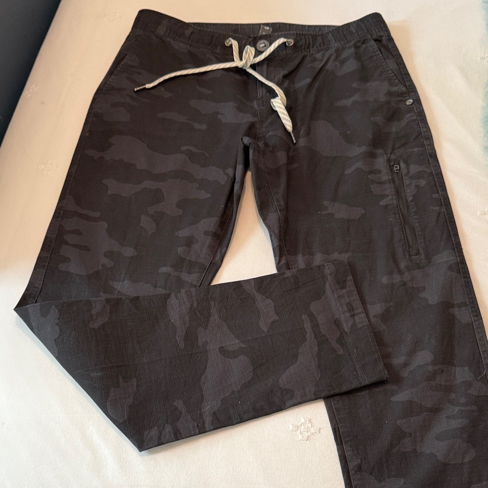 Vuori women ripstop black camo pants Medium excellent condition